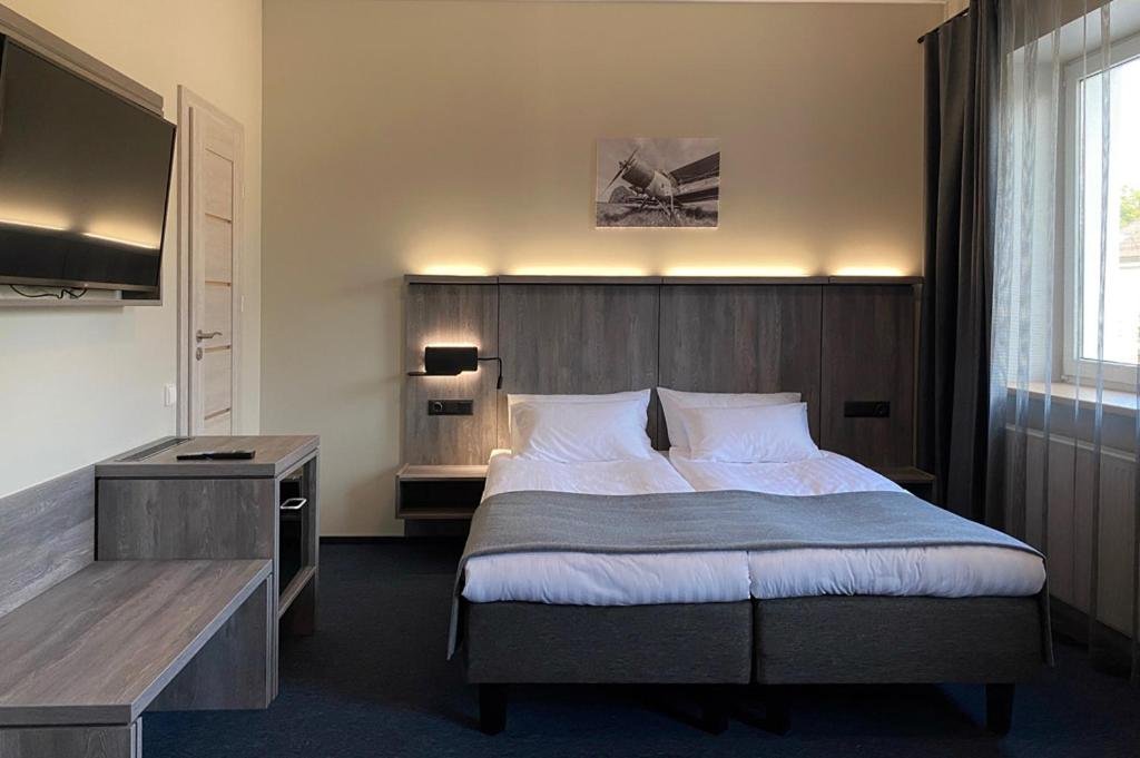 Brut Wine Hotel - Vytauto g. 10, Zarasai, 32110 Zarasų r. sav.
